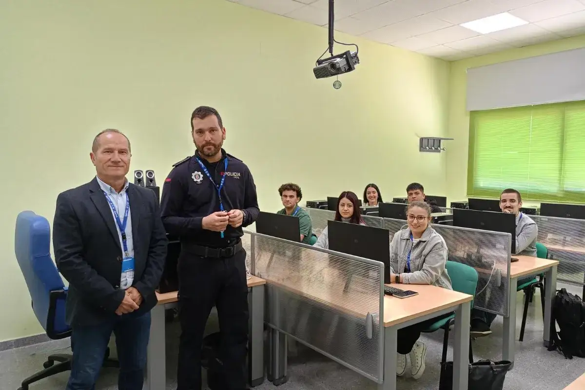Un polic&iacute;a y un profesor explican qu&eacute; es criminolog&iacute;a a estudiantes en un aula de inform&aacute;tica.
