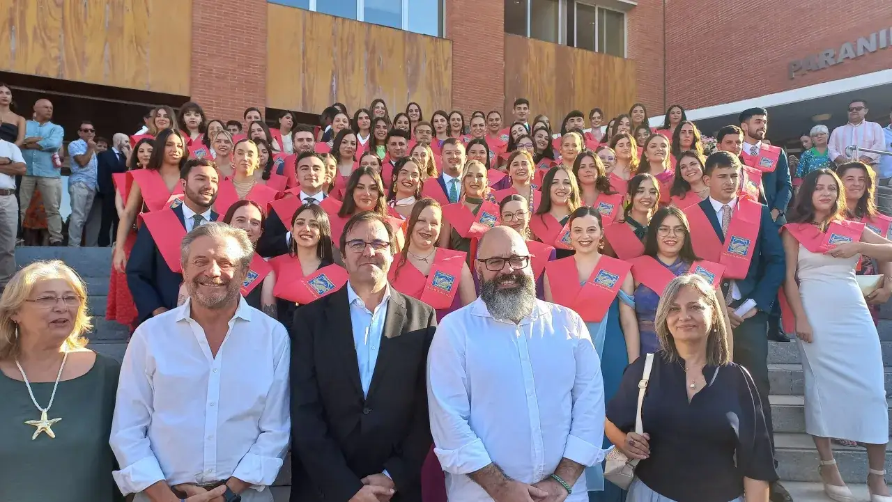 Graduados de Trabajo Social celebran su logro con togas y birretes.