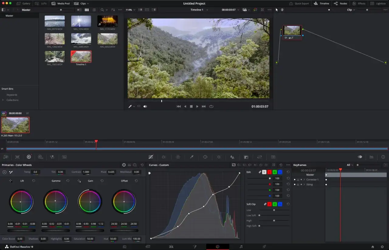 Interfaz de DaVinci Resolve, uno de los mejores editores de video para PC, mostrando edici&oacute;n de color y l&iacute;nea de tiempo.