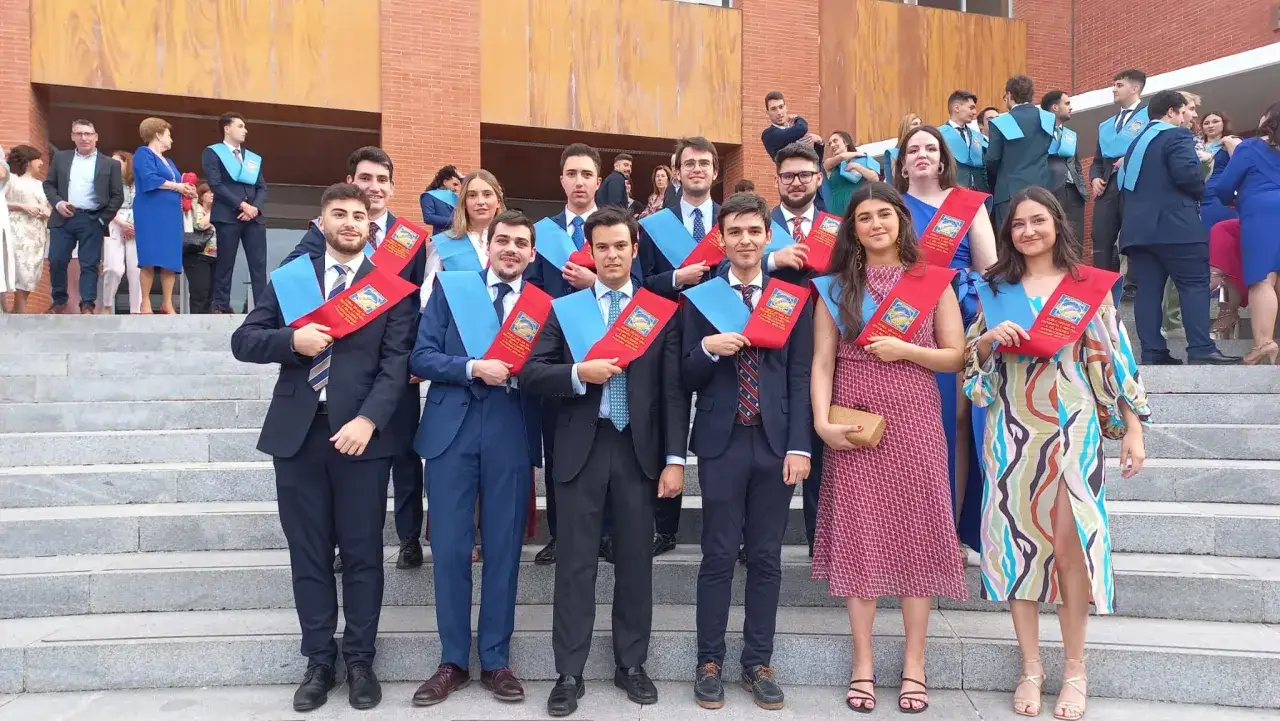 Graduados celebran su &eacute;xito en Ade y relaciones internacionales, luciendo togas y bandas con orgullo.
