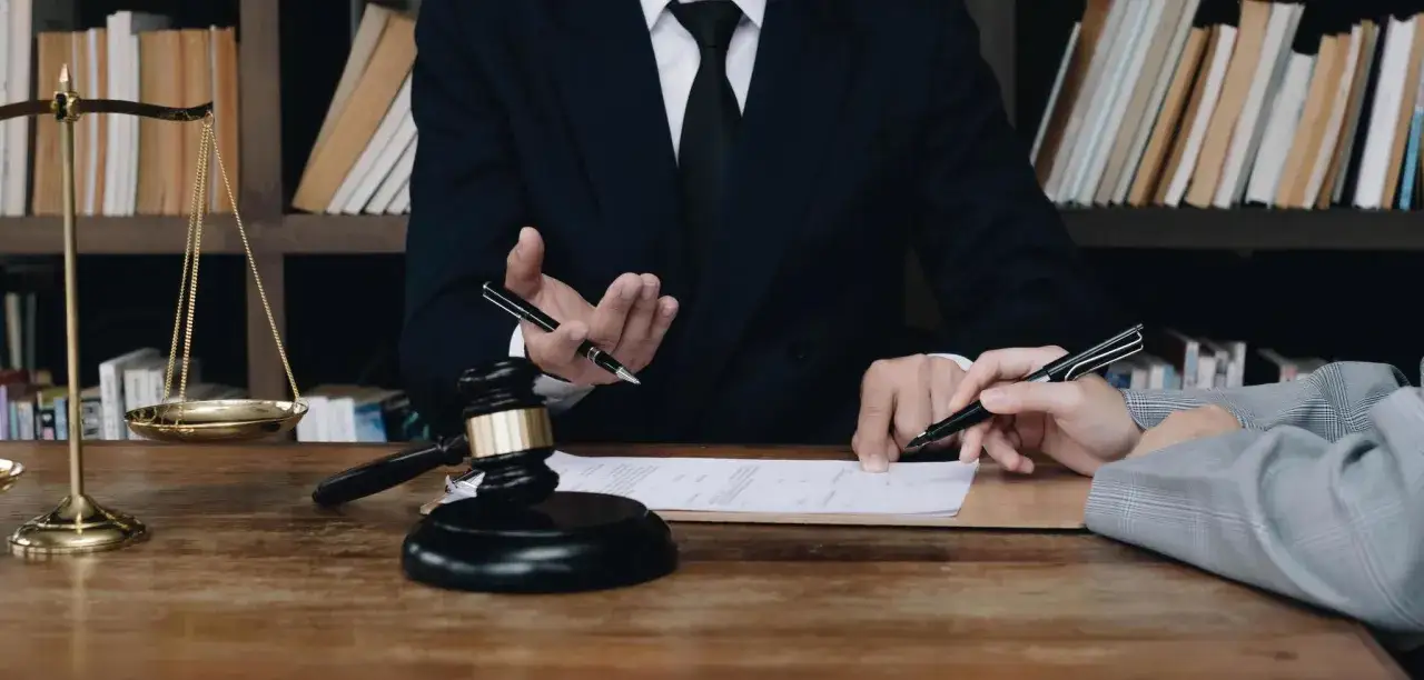 Abogados discutiendo un caso, con una balanza de la justicia y un mazo de juez. Se preparan para salidas de derecho.
