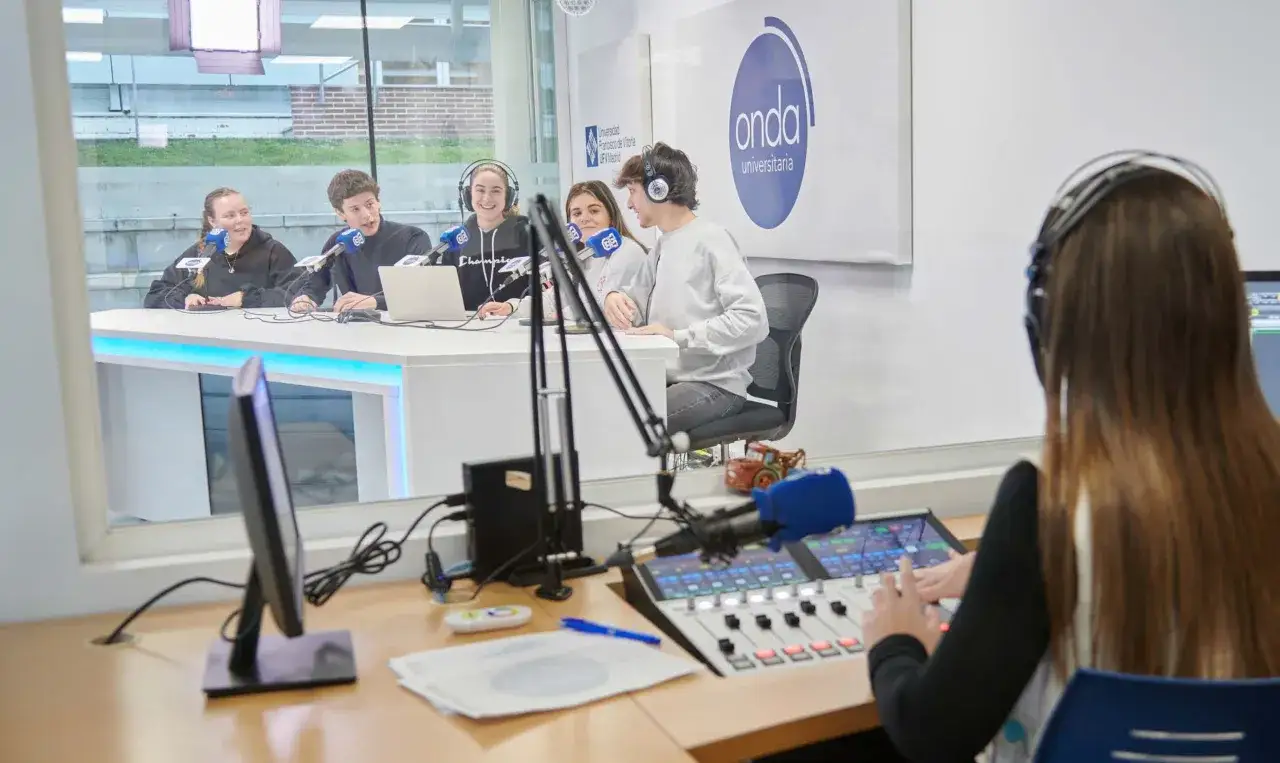 Estudiantes en un estudio de radio, practicando comunicación digital.