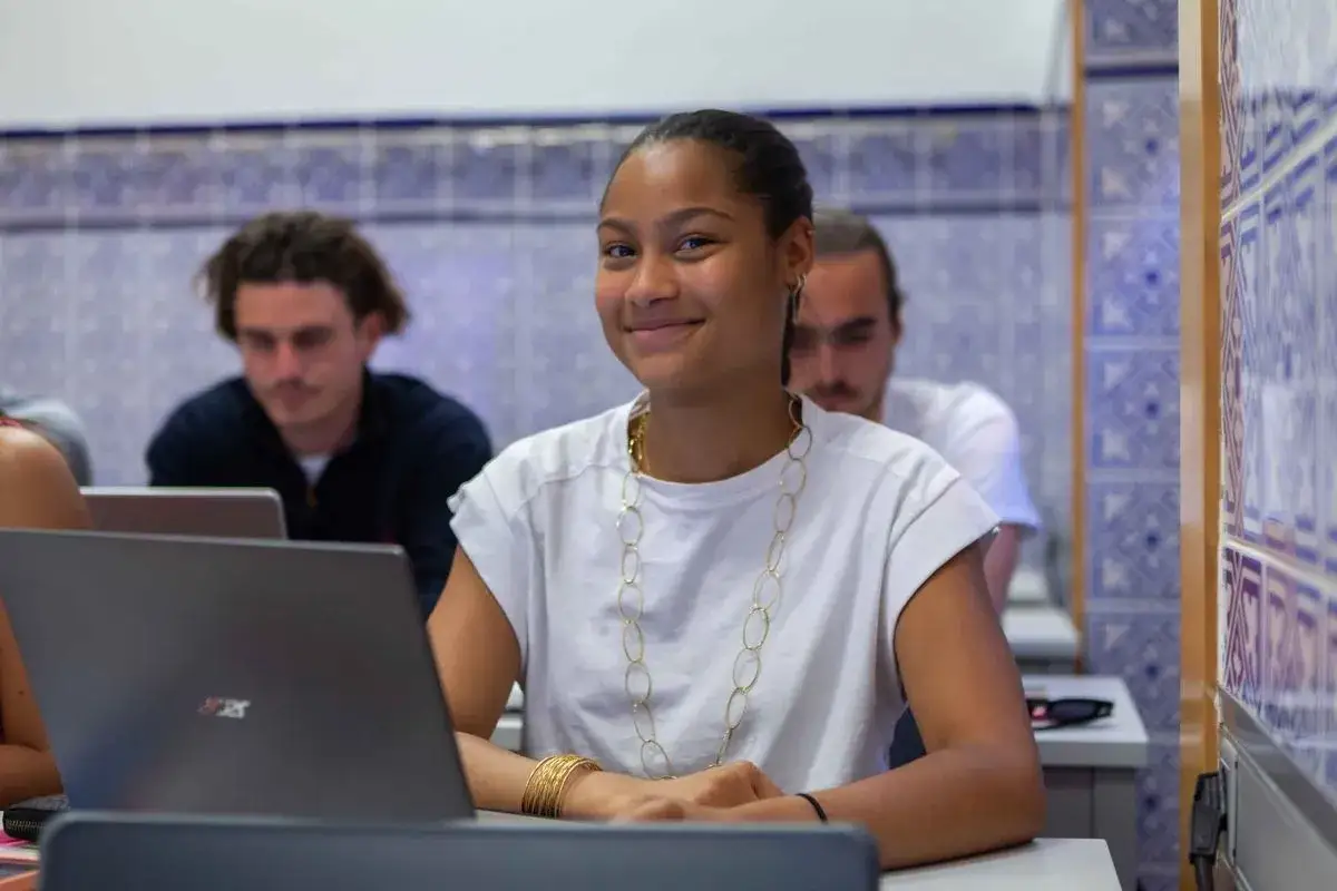 Estudiante sonriente en clase, prepar&aacute;ndose para su doble grado derecho y relaciones internacionales.