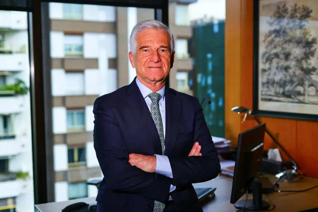 Un abogado experimentado, con traje azul y corbata verde, representa la diversidad de tipos de abogados.