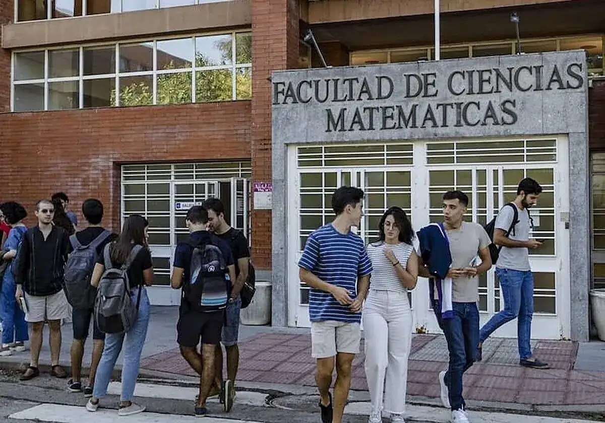 Estudiantes frente a la Facultad de Ciencias Matem&aacute;ticas. &iquest;Ser&aacute; esta la ingenier&iacute;a m&aacute;s f&aacute;cil?