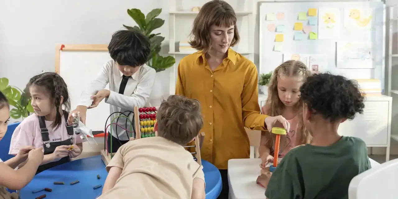 Ni&ntilde;os aprendiendo en clase de educaci&oacute;n social. Salidas creativas con juegos y materiales did&aacute;cticos.