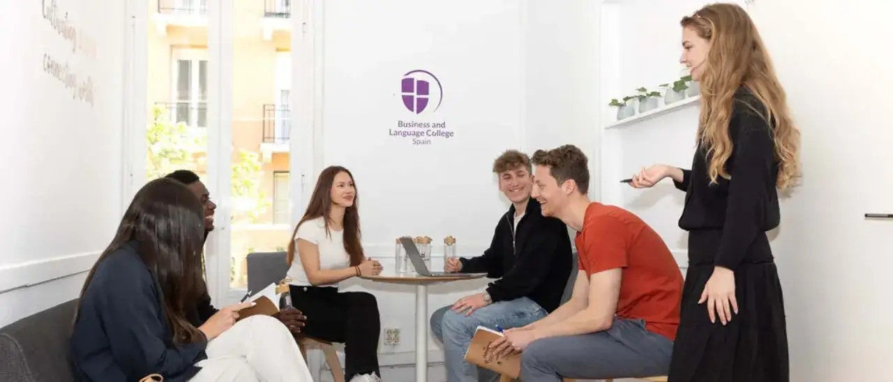 Estudiantes interactuando en un aula de international business universidades Espa&ntilde;a.
