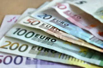 Billetes de euros de diferentes denominaciones. ¿Cuánto cobra un publicista en España? La respuesta está en la inversión.