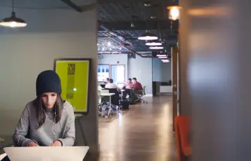 Jóvenes colaboran en la formación de centros de trabajo, un espacio moderno con luz tenue y ambiente de estudio.