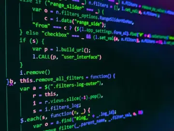 Código fuente en pantalla, con texto verde y azul sobre fondo negro. Se ve una función para eliminar filtros, parte de un proyecto daw online.