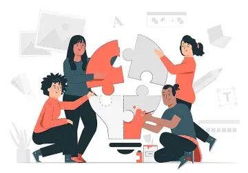 Equipo colaborando en un proyecto creativo, como si estuvieran cursando grados superiores en Huelva.