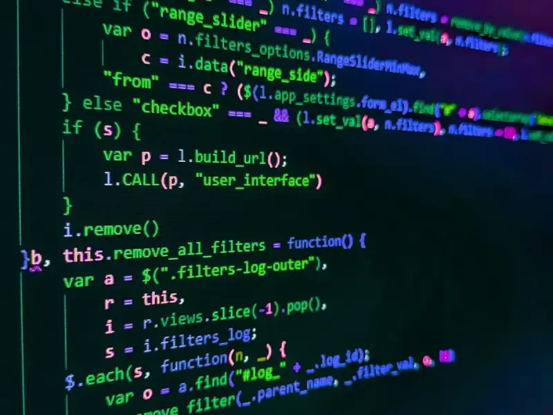 Código fuente en pantalla, con texto verde y azul sobre fondo negro. Se ve una función para eliminar filtros, parte de un proyecto daw online.